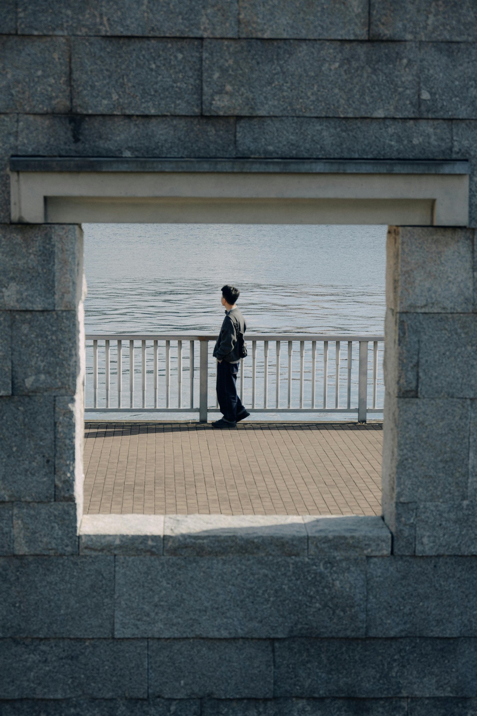 Maison moderne équipée de panneaux solaires et d'une isolation extérieure performante