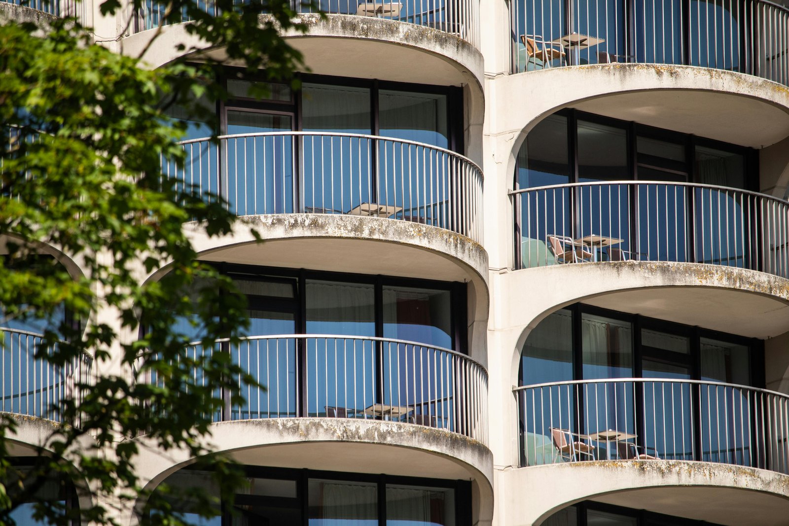 Façade d’un immeuble moderne avec panneaux solaires et végétalisation