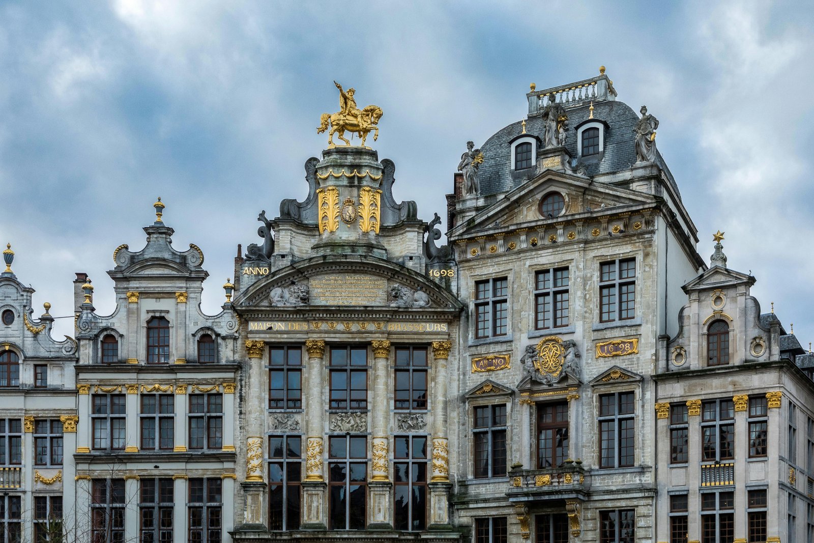 Famille heureuse devant leur maison rénovée grâce aux aides financières