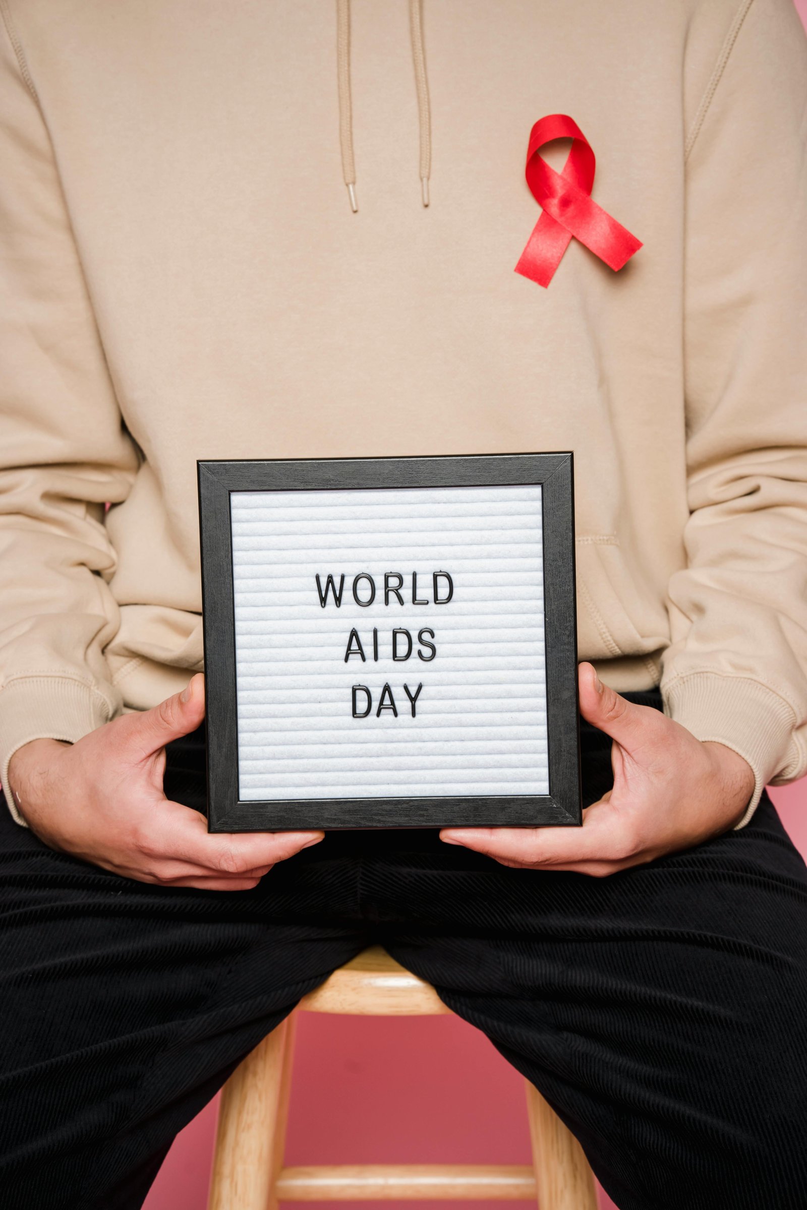 Conseiller en rénovation énergétique expliquant les aides financières à un couple de propriétaires