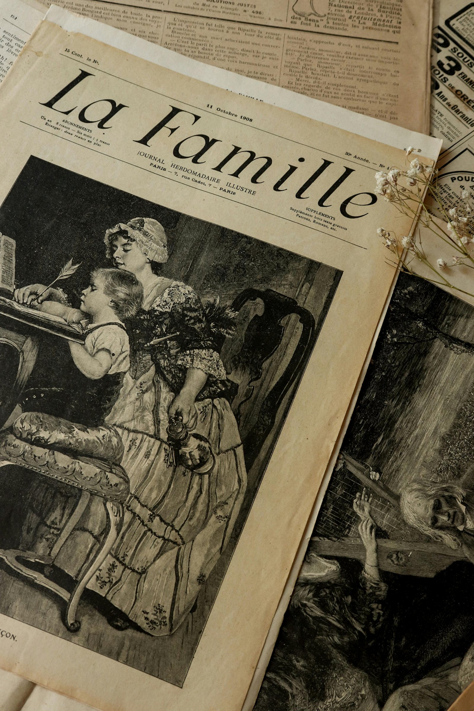 Immeuble de logements sociaux récents avec des familles devant l’entrée