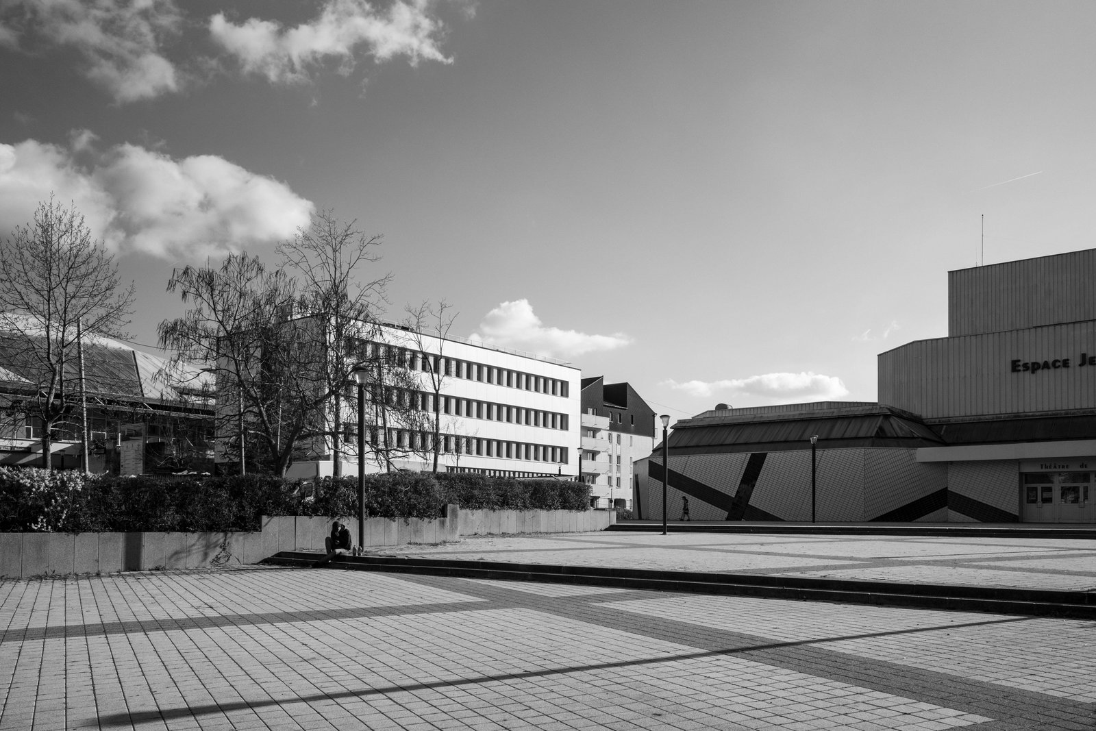 Vue aérienne d’un quartier résidentiel moderne en France, avec des bâtiments écologiques et des espaces verts