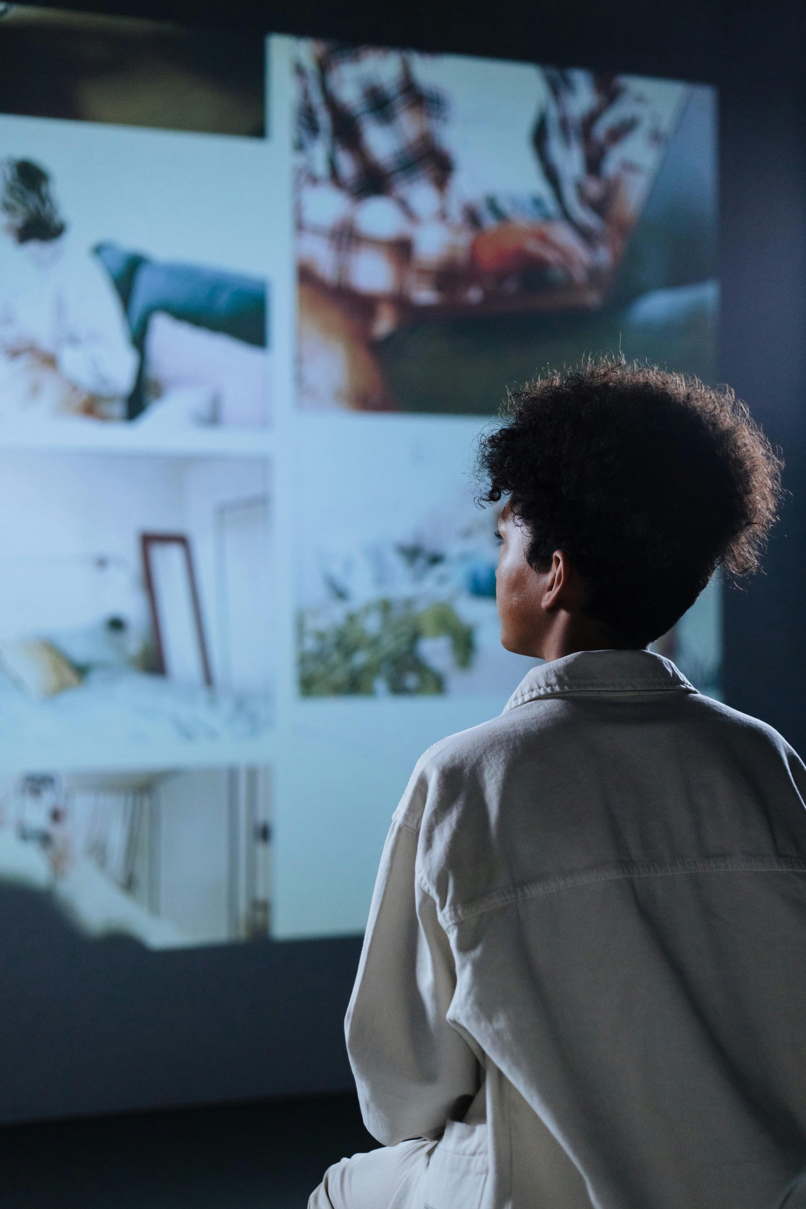 Jeune femme devant un mur d’écrans affichant des centaines d’options de loisirs