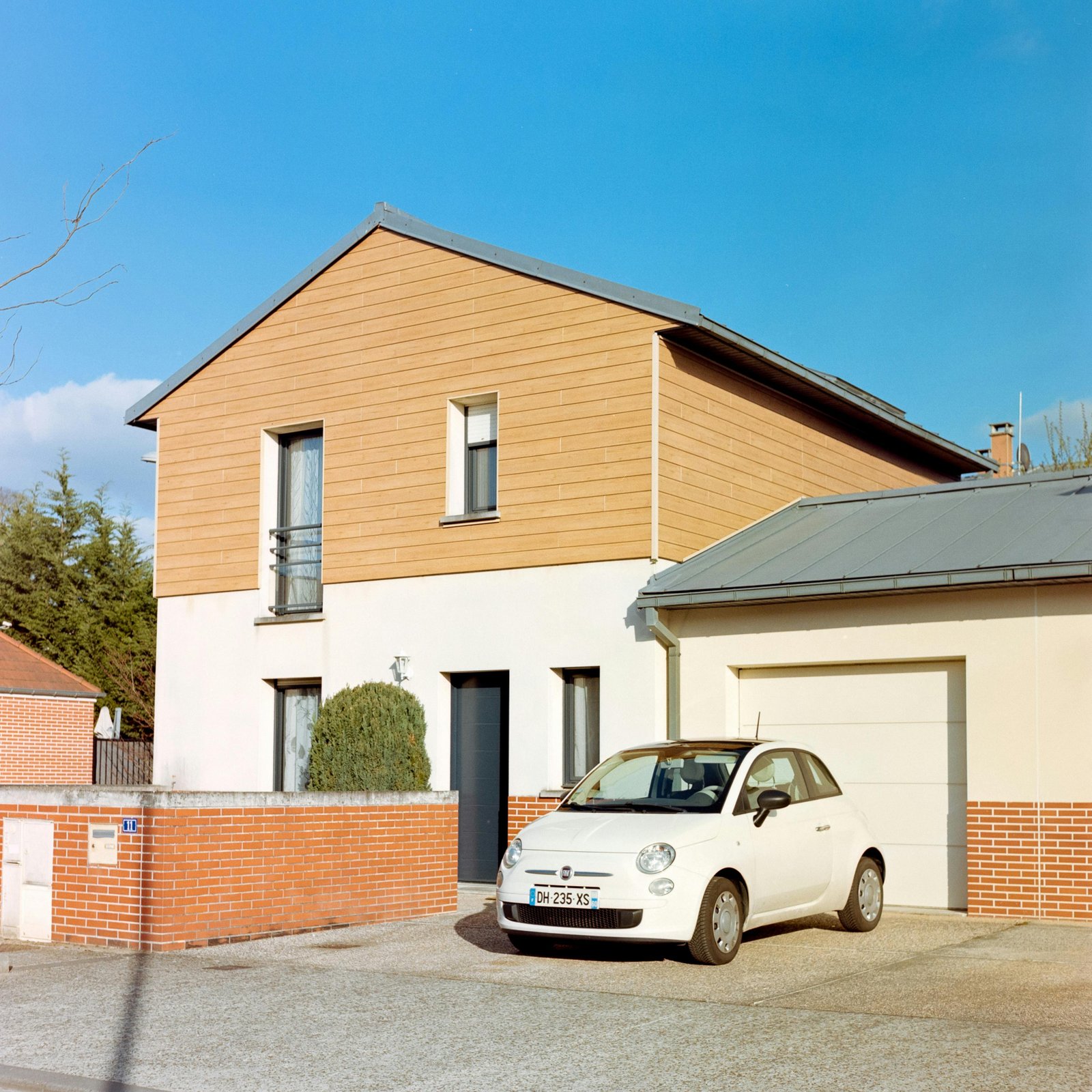 Maison rénovée avec isolation thermique extérieure moderne