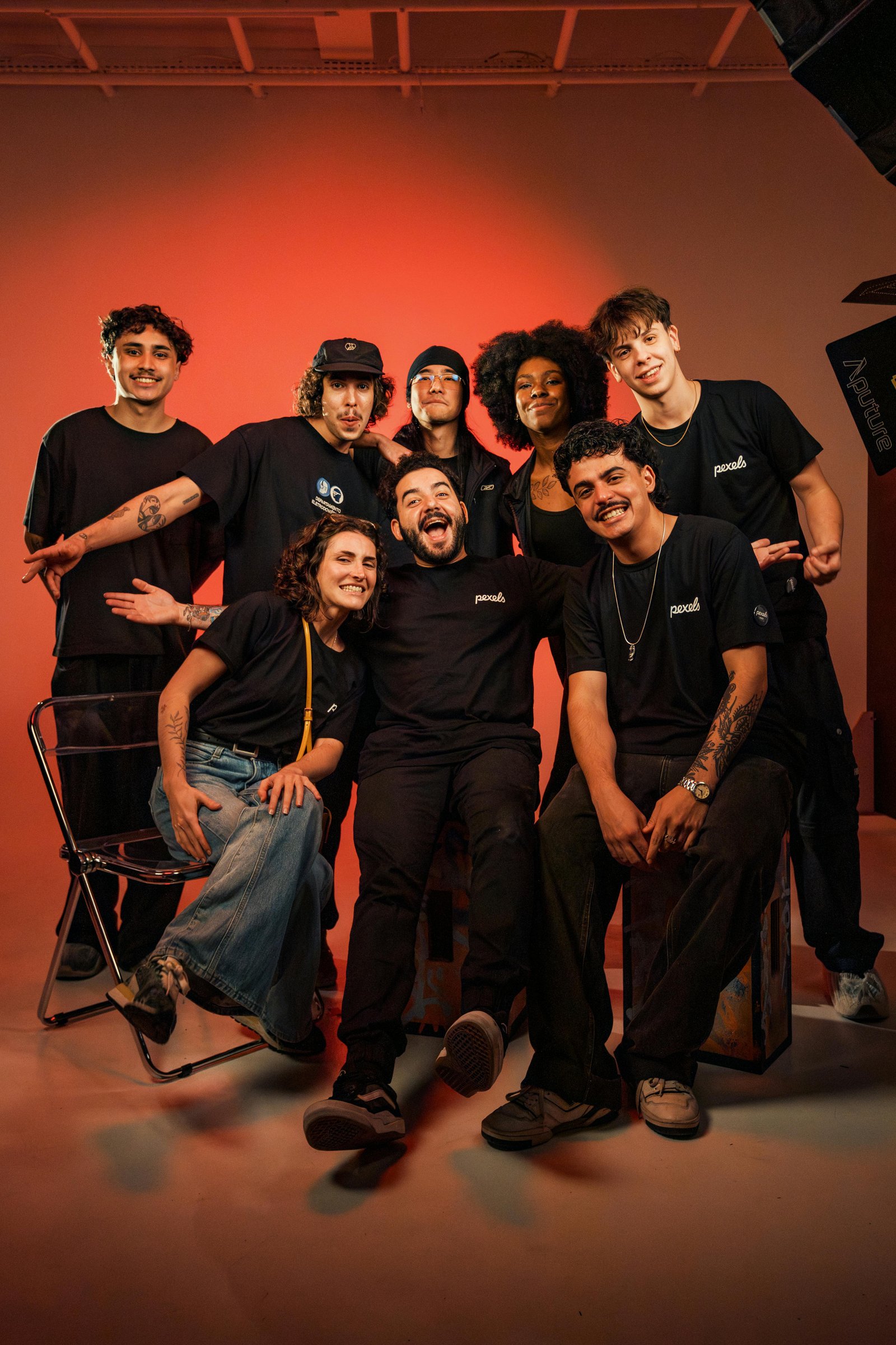 Portraits de personnes aux origines et styles variés, réunies dans un même cadre