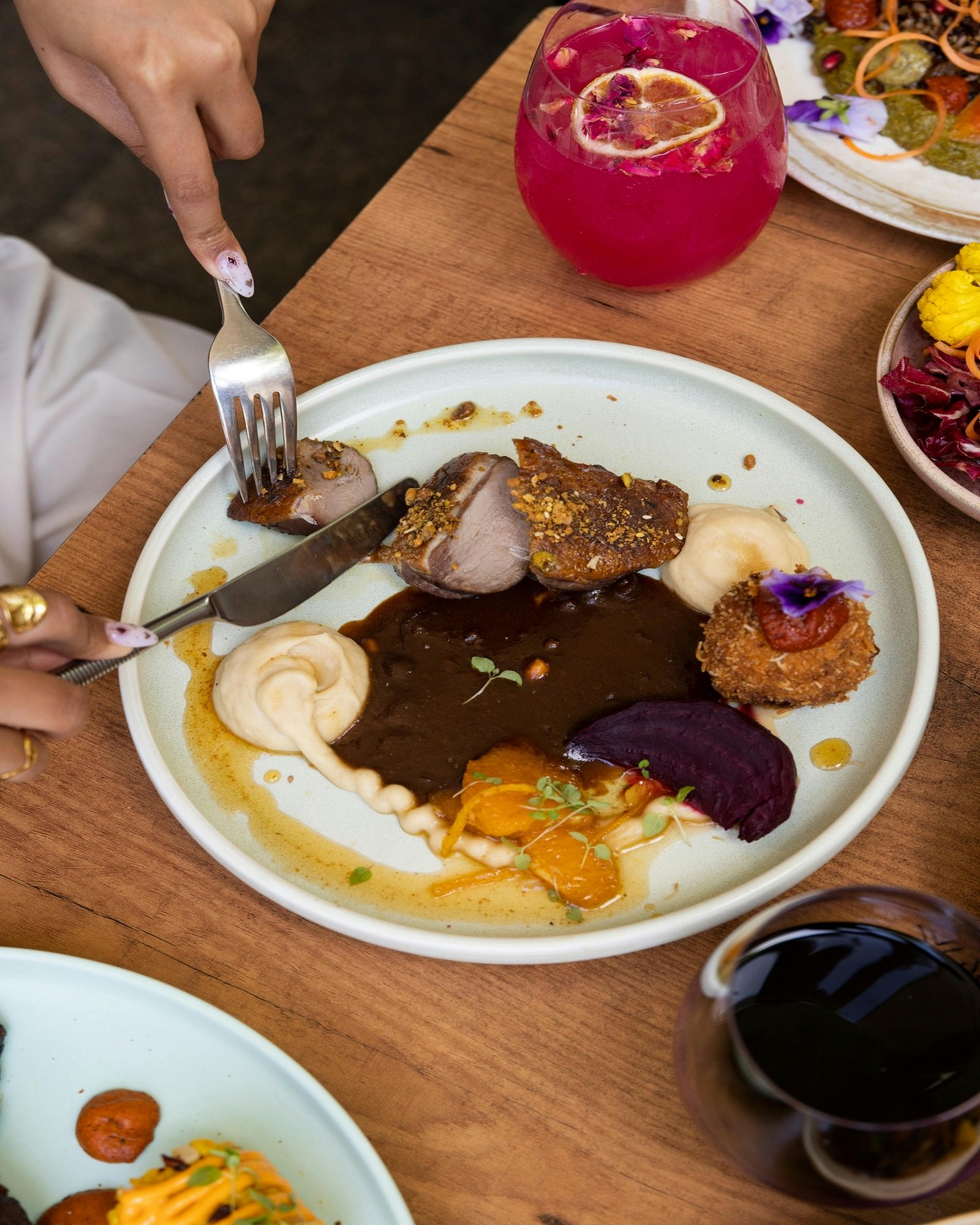Assortiment de plats du monde sur une grande table conviviale