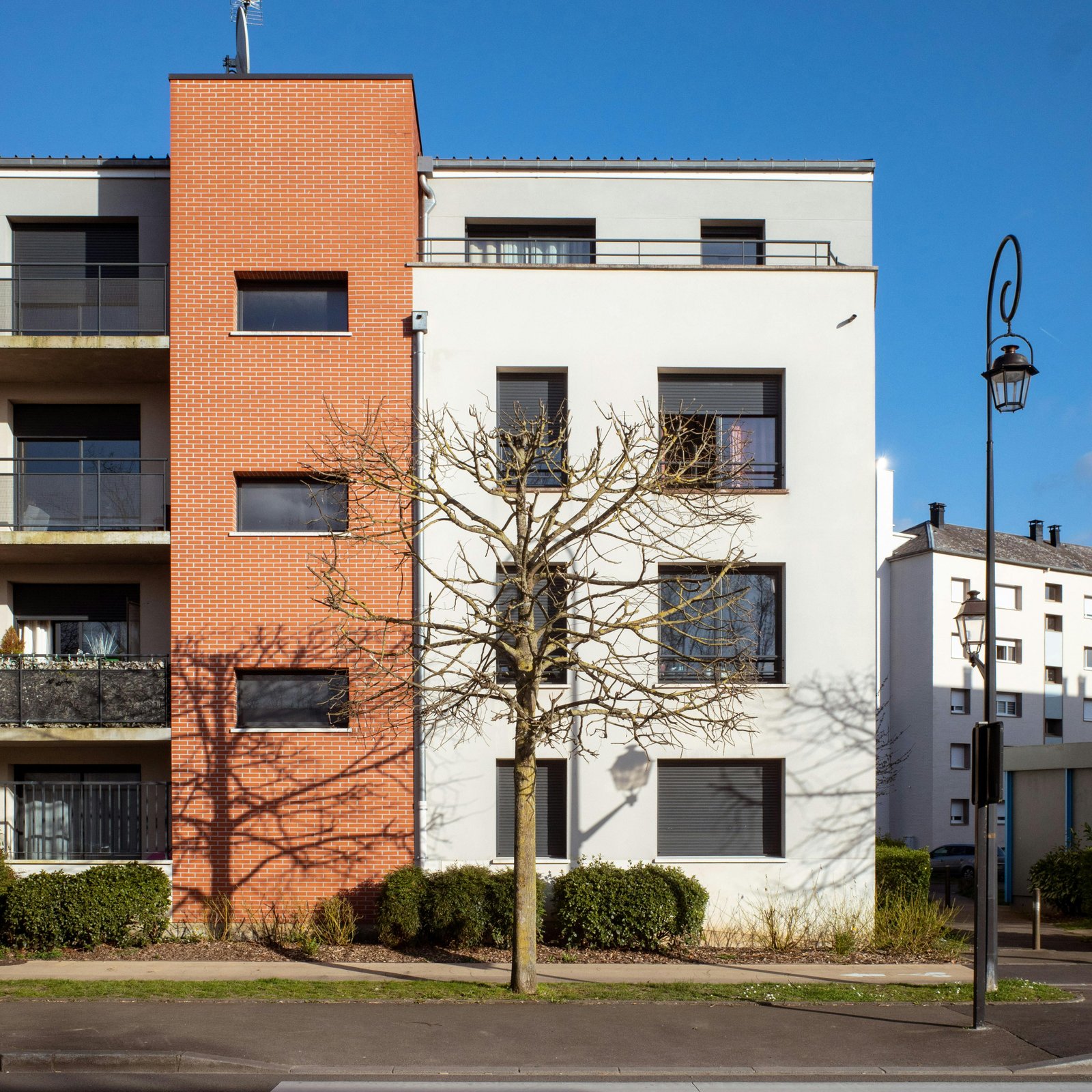 Façade d’un immeuble résidentiel écologique en France