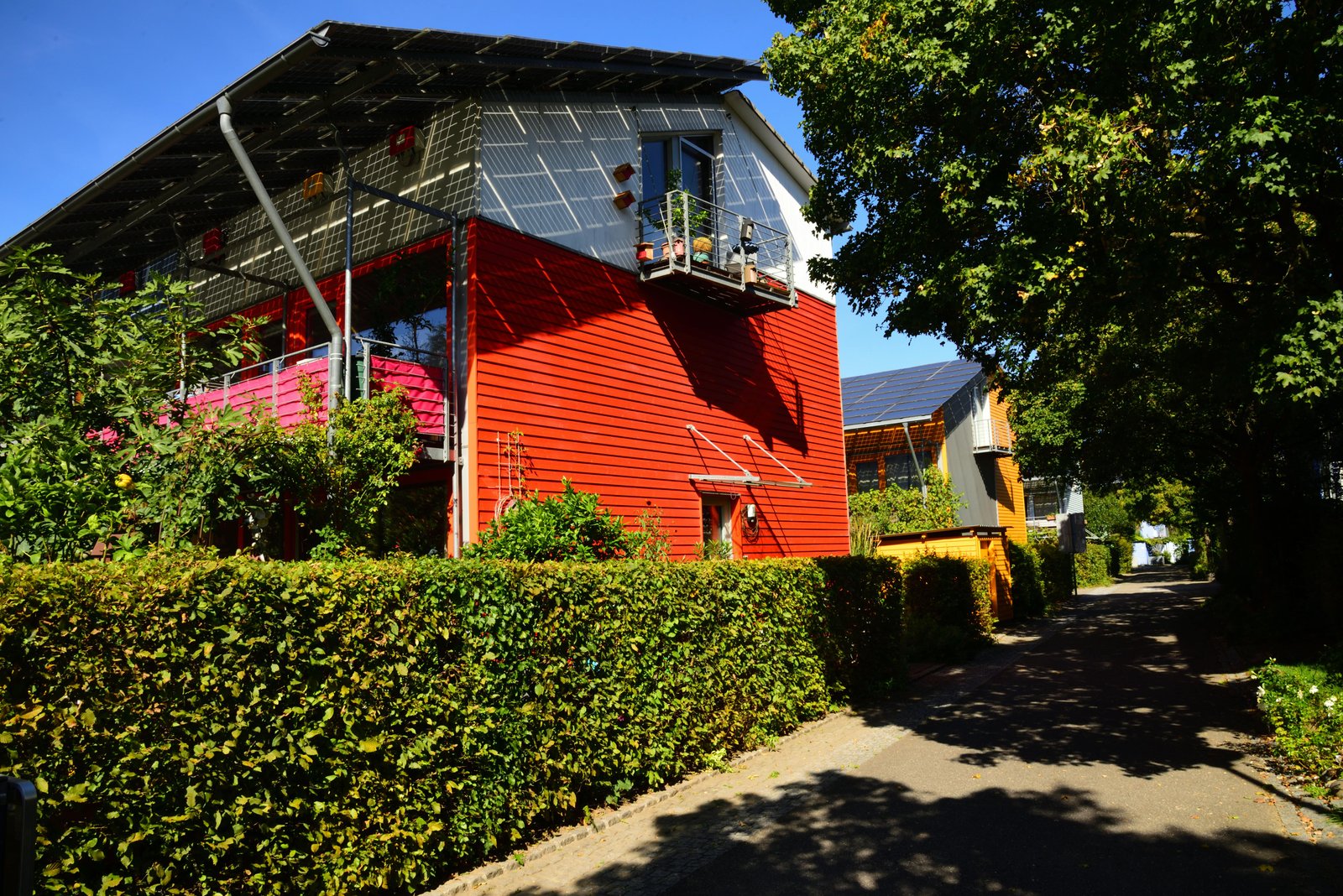 Quartier résidentiel avec maisons à énergie positive et espaces verts