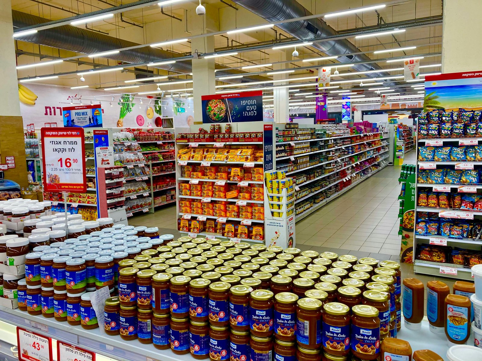 Rayon de supermarché présentant une grande diversité de produits locaux et internationaux