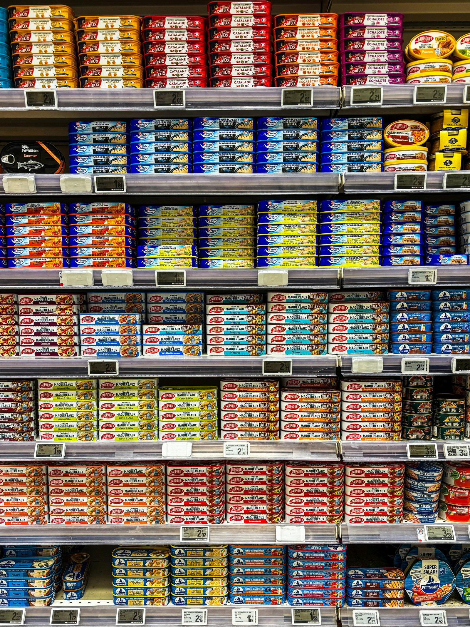 Rayon de supermarché présentant une grande variété de produits alimentaires