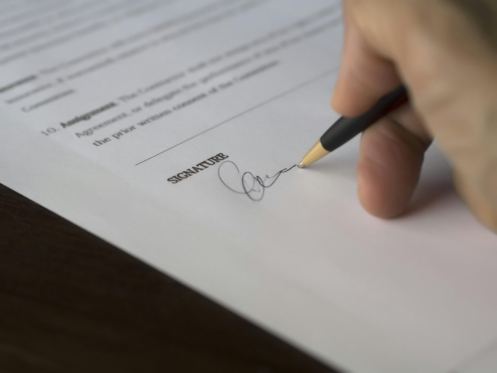 Signature d’un contrat d’assurance emprunteur dans une agence bancaire